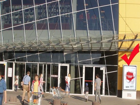 Фото рекламной плоскости по адресу вул.Б.Хмельницького 214, праворуч від входу