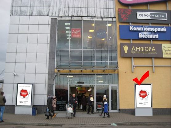 Фото рекламной плоскости по адресу пр.Червоної Калини 62, ТЦ ВАМ, праворуч від бокового входу
