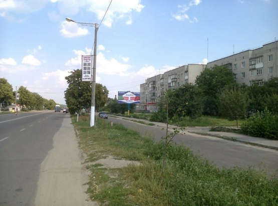 Фото рекламної площини за адресою Коростишів в. Більшовицька 103, центральна вулиця, напрямок з Житомира на Київ, напроти с/м "ФУРШЕТ", ст А
