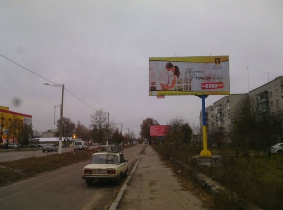 Фото рекламної площини за адресою Коростишів в. Більшовицька 103(ГУСЬ), центральна вулиця, напрямок з Житомира на Київ, напроти с/м "ФУРШЕТ",ст.А