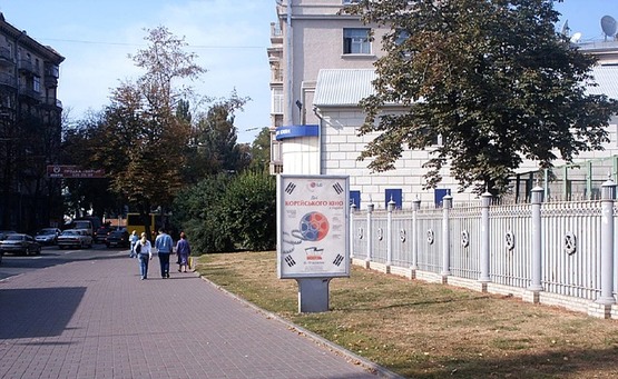 Фото рекламной плоскости по адресу Вул. Грушевського, 9 (біля Зупинки)