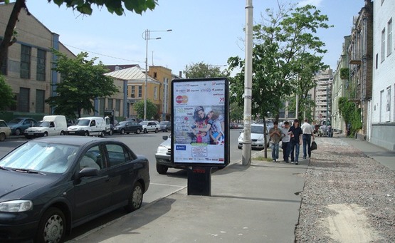 Фото рекламної площини за адресою Вул. Жилянська, 142 (Паркетний Світ)