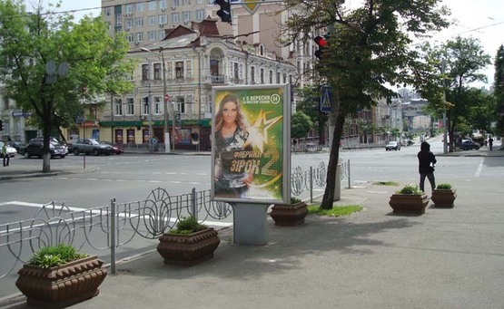 Фото рекламной плоскости по адресу Вул. Комінтерну, 16 / Вул. Саксаганського ("Капро")