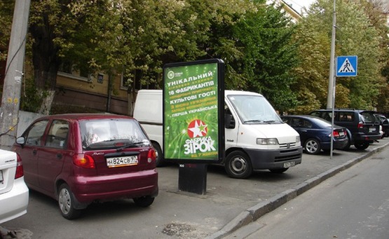 Фото рекламной плоскости по адресу Крутий Узвіз, 1/2 На Розі Бесарабська Площа