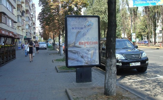 Фото рекламной плоскости по адресу Б-р. Лесі Українки, 24 ("ДЦ", "КофеХауз")