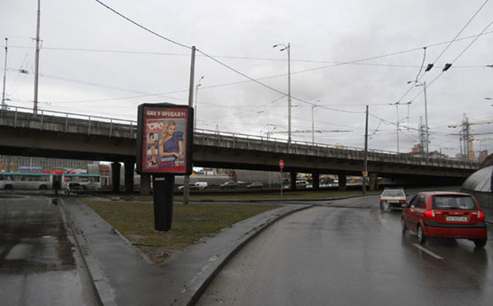 Фото рекламной плоскости по адресу Пл.Московська / Б-р Дружби Народів (тріедр)