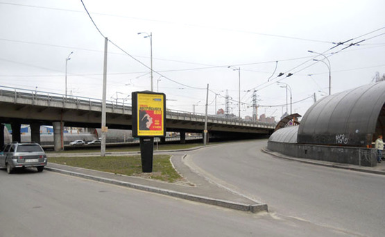 Фото рекламной плоскости по адресу Пл.Московська / Б-р Дружби Народів (тріедр)