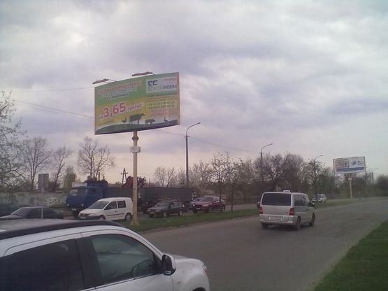 Фото рекламної площини за адресою Карпенка Карого, №1(розподільча смуга, район ресторану Срібні Лелеки, автоконцерну Мітцубісі)