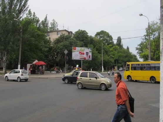Фото рекламной плоскости по адресу ул.Гайдара - ул.Генерала Петрова 37/43 (из центра)
