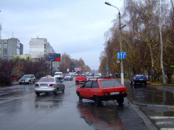 Фото рекламної площини за адресою вул.Прибузька біля нового мосту на "Эпицентр". неподалік: "Епіцентр", супермаркет "Таврія В", "Сільпо", ТРЦ "Оазис", центральний ринок, елітна забудова "Набережний квартал", "Атлант" (центр)