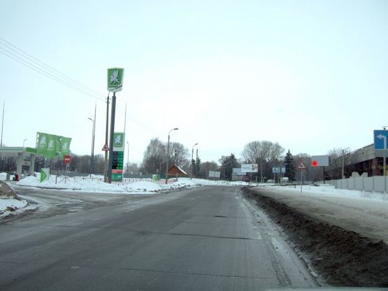 Фото рекламной плоскости по адресу вул.Купріна, біля АЗС "ОККО". неподалік: продовольчий оптовий ринок "ДУБОВО", АЗС "УкрНафта", АЗК "ОККО", АЗС "Шелл", ресторани, спорткомплекси (від центру)