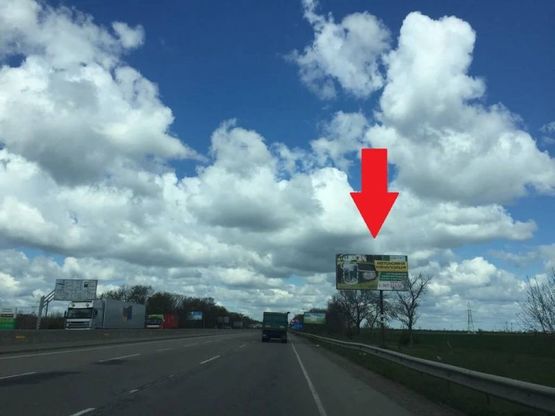 Фото рекламної площини за адресою Киевское шоссе, 10б - напротив АЗС WOG - за часовней Николая Чудотворца