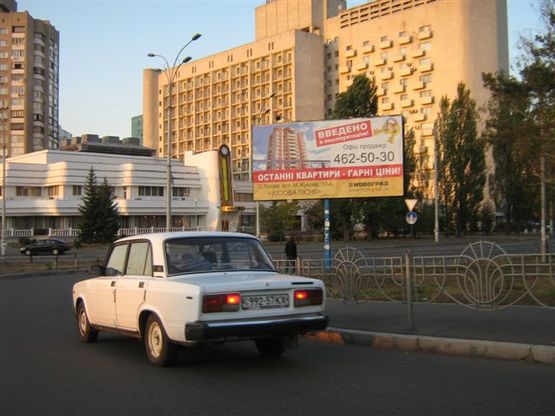 Фото рекламної площини за адресою ул. Андрея Малышка, 1  (А) Метро "Дарница" Детский мир