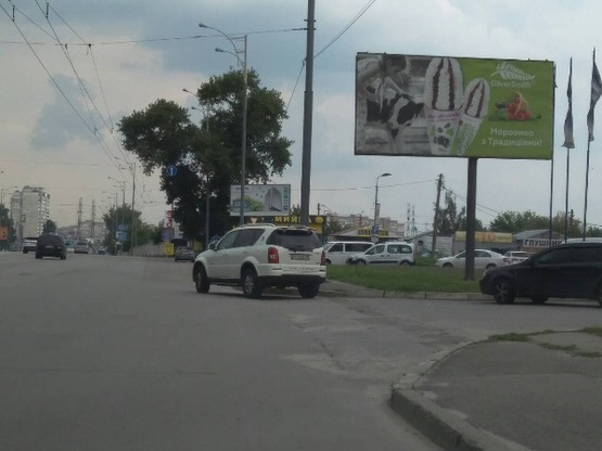 Фото рекламної площини за адресою ул. Братиславская 52, (А), ТЦ "Б-52", в сторону рынка "Троещина"