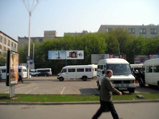 Фото рекламної площини за адресою Ул. Красноармейская(1) парковка дворца Украина(А2) Метро правая