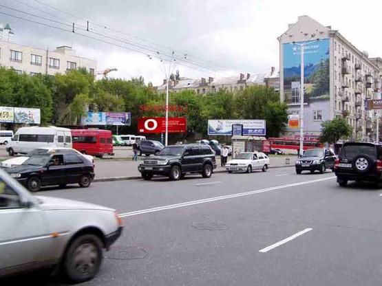 Фото рекламної площини за адресою Ул. Красноармейская(2) парковка дворца Украина правая(А2) Метро