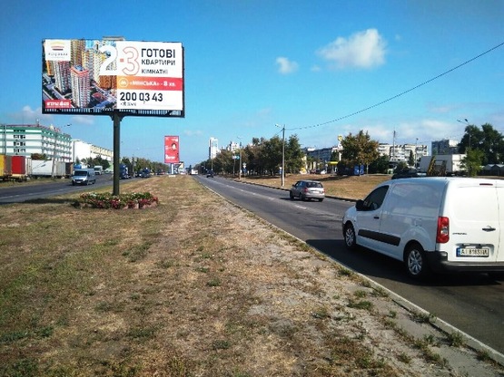 Фото рекламной плоскости по адресу ул. Богатырская (разделитель, из центра) завод "Оболонь" (А)