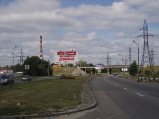 Фото рекламной плоскости по адресу Богатырская ул.,  разделитель / за 170 м по ходу от Петровки к мосту по ул.Добрынинская (в Вышгород)