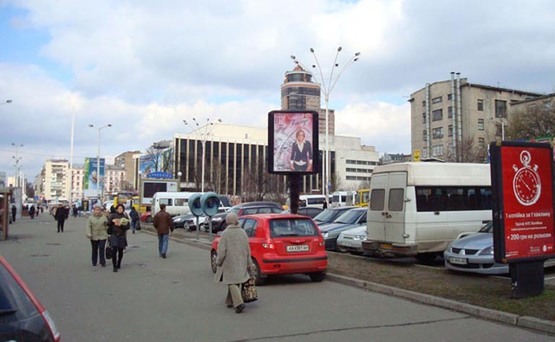 Фото рекламної площини за адресою Вул. Червоноармійська, Біля А/зупинки "ПК “Україна” (тріедр)  ("Miami Blues")