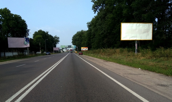 Фото рекламной плоскости по адресу въезд в г.Львов с направления г.Киев (трасса Е-40) + жовта вітрозахисна люмінесцентна рамка