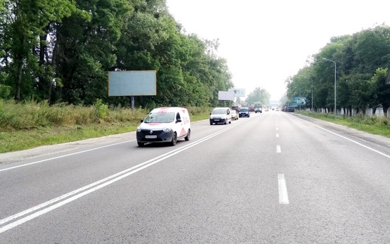 Фото рекламной плоскости по адресу выезд с г.Львов на г.Киев (трасса Е-40) + жовта вітрозахисна люмінесцентна рамка