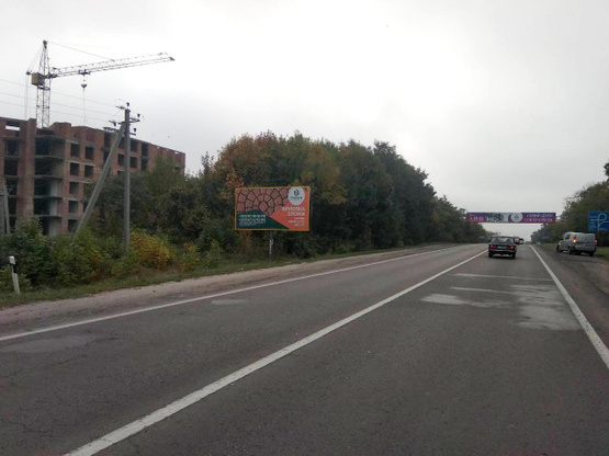 Фото рекламної площини за адресою въезд в г.Львов с направления границы с Польшей (г.Рава-Русская) трасса Львов- Рава-Русская (М-09) + около АЗК WOG + жовта вітрозахисна люмінесцентна рамка