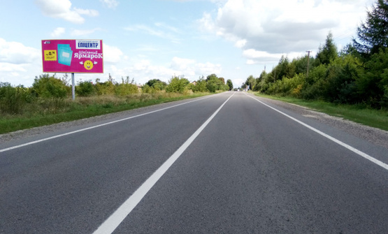 Фото рекламной плоскости по адресу въезд в г.Радехов с направления г.Львова, трасса Львов-Луцк (Н-17) на г.Червоноград, г.Горохов, г.Луцк + АЗК + жовта вітрозахисна люмінесцентна рамка + висока конструкція