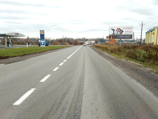 Фото рекламной плоскости по адресу г.Радехов, окружная, на г.Червоноград, г.Горохов, г.Луцк, трасса Львов-Луцк (Н-17) + АЗК Укрнафта + жовта вітрозахисна люмінесцентна рамка + висока конструкція