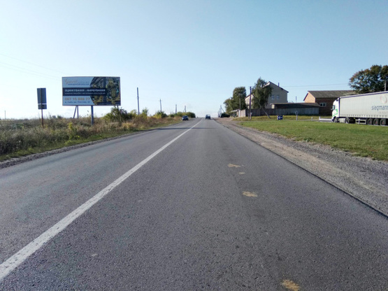 Фото рекламной плоскости по адресу г.Радехов, окружная, на г.Каменка-Бугская, г.Львов, трасса Львов-Луцк (Н-17) + АЗК Укрнафта+ жовта вітрозахисна люмінесцентна рамка + висока конструкція