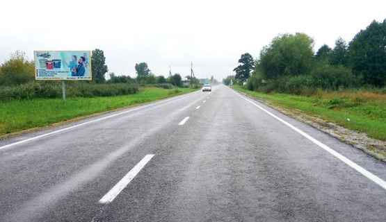 Фото рекламної площини за адресою центральний въезд в город + таможня, на границу с Польшей, трасса Львов- Рава-Русская (М-09) + АЗС ОККО + жовта вітрозахисна люмінесцентна рамка + висока конструкція