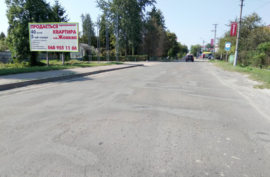 Фото рекламної площини за адресою вул. Львівська, 74 (торг.центр "Росана") + жовта вітрозахисна люмінесцентна рамка