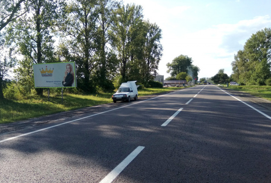 Фото рекламной плоскости по адресу на границу с Польшей, (г.Рава- Русская), на г.Червоноград + въезд в г.Жовква, трасса Львов- Рава-Русская (М-09) +АЗС + жовта вітрозахисна люмінесцентна рамка