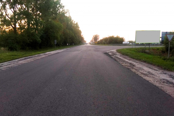 Фото рекламної площини за адресою Виїзд на міжнародну трасу Львів - Рава-Руська, вул. Равська+ АЗК БРСМ + жовта вітрозахисна люмінесцентна рамка