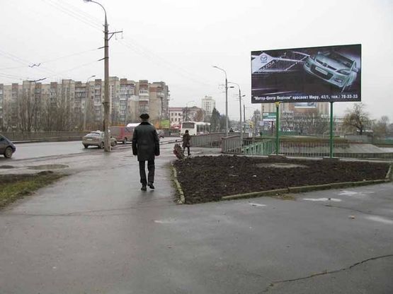 Фото рекламної площини за адресою вул. С.Бандери (над річкою)