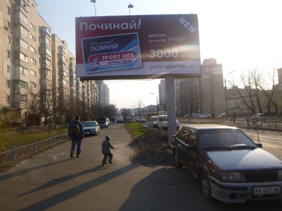 Фото рекламной плоскости по адресу Тростянецька, 12 / Славгородська  (світлофор)