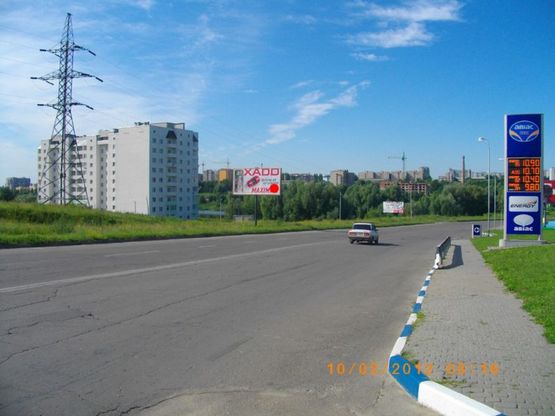 Фото рекламной плоскости по адресу вул.М.Рибалка (АЗК). неподалік: АЗК "Укрнафта", цілодобова мийка, навколо елітна забудова м.р. "Отрадне", "Дивокрай", "Дихтярка" (в центр)
