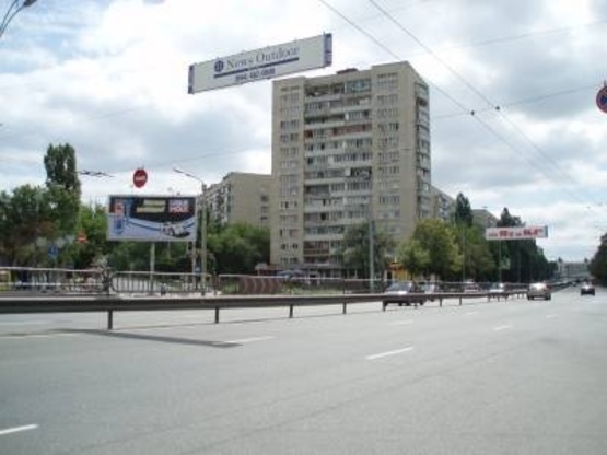 Фото рекламной плоскости по адресу Космонавтов площадь (Чоколовский,22)