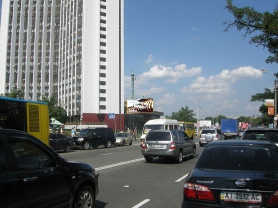 Фото рекламної площини за адресою ул.Р.Окипной (ст.м."Левобережная", возле гостиницы "Турист")-из центра