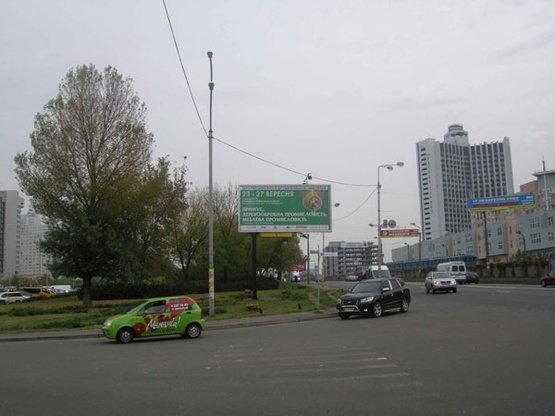 Фото рекламной плоскости по адресу Броварской пр. (Междун.Выстав.центр)-призма пл.1 - из центра
