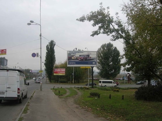 Фото рекламної площини за адресою Броварской пр. (Междун.Выстав.центр)-призма пл.2 - в центр