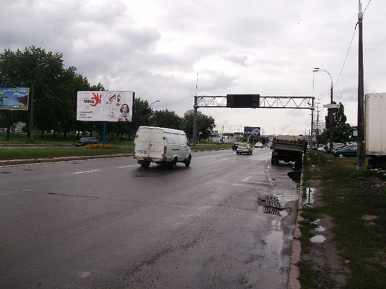 Фото рекламной плоскости по адресу ул. Богатырская (разделитель, в центр) завод "Оболонь" (А)
