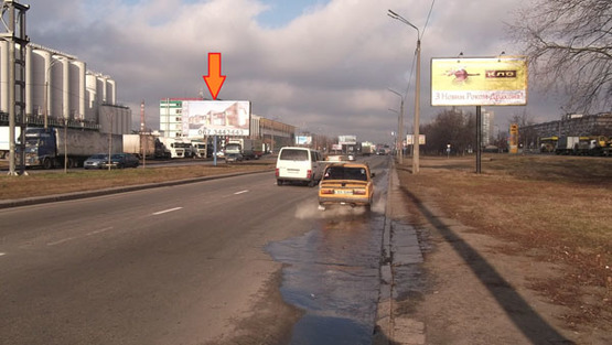 Фото рекламної площини за адресою ул. Богатырская (разделитель, из центра) завод "Оболонь" (А)