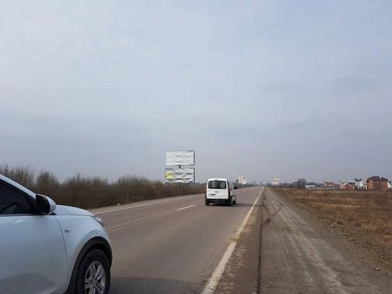 Фото рекламной плоскости по адресу Об'їзна М-10, З.О. м. Львова, між гот. Панська Гора та ТРЦ King Cross Leopolis в сторону ТРЦ King Cross Leopolis (нижній)