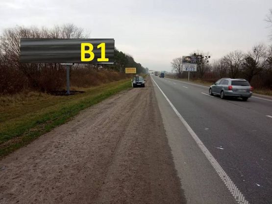 Фото рекламної площини за адресою М-06 Київ-Чоп, біля гот. Рафаель в сторону Лео Кераміки  (правий)