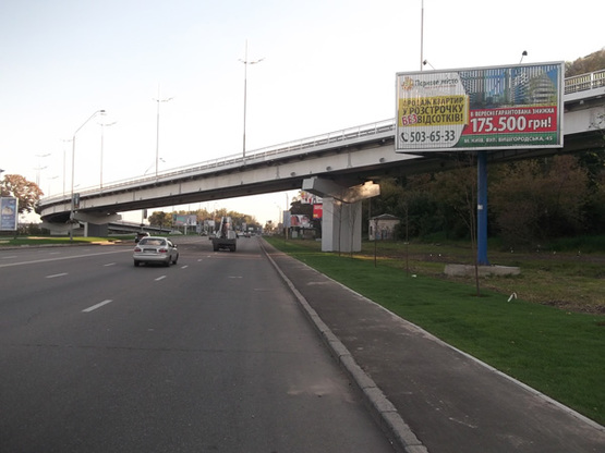 Фото рекламної площини за адресою Набережное шоссе между мостом Метро и мост Патона  (призма А2)