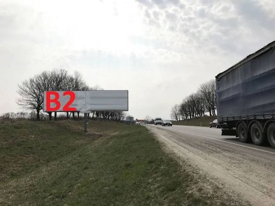 Фото рекламної площини за адресою М-06 Київ-Чоп, перед поворотом на Тернопіль і в сторону Винник (лівий)