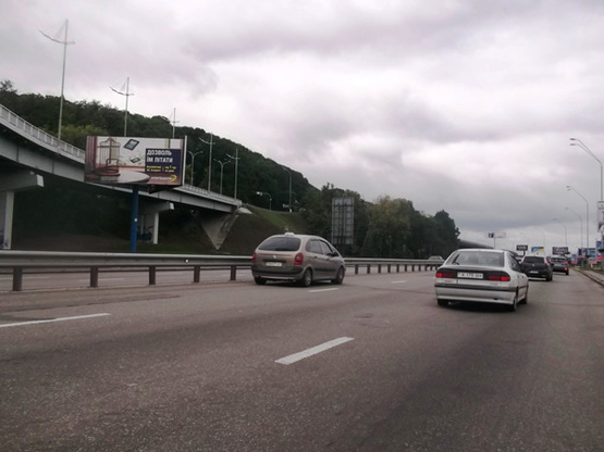 Фото рекламной плоскости по адресу Набережное шоссе между мостом Метро и мост Патона  (Б) в сторону Почтовой площади