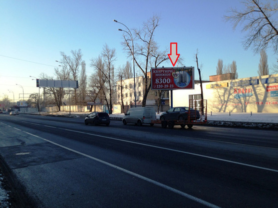 Фото рекламної площини за адресою ул. Набережно-Луговая, 4-6 (А1) автосалон, светофор (призма А1)
