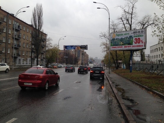 Фото рекламной плоскости по адресу ул. Набережно-Луговая, 4-6 (А1) автосалон, светофор (призма А2)