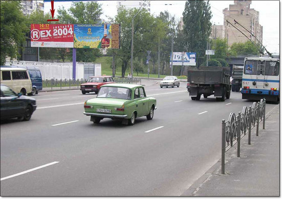 Фото рекламної площини за адресою ул.Телиги,2 на светофоре (напр.ст.м."Шулявська") дальняя от дороге